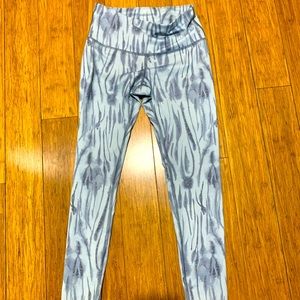 Athletic leggings with blue tie dye type print